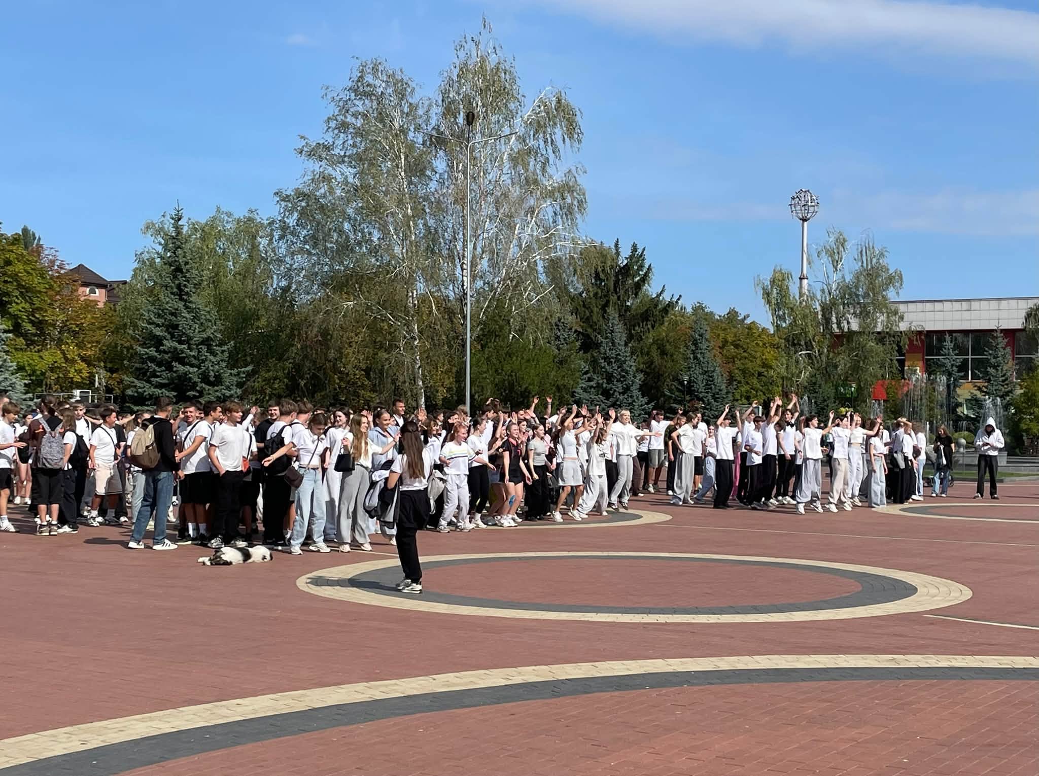 Розігрів учасників на площі
