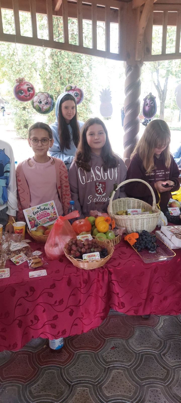 Учасники із своїми стравами