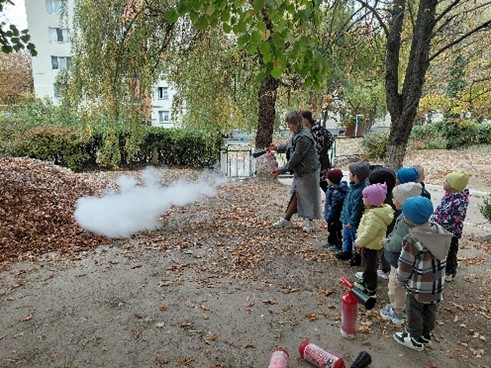 Показ вихователем прийомів користування вуглекислотним вогнегасником